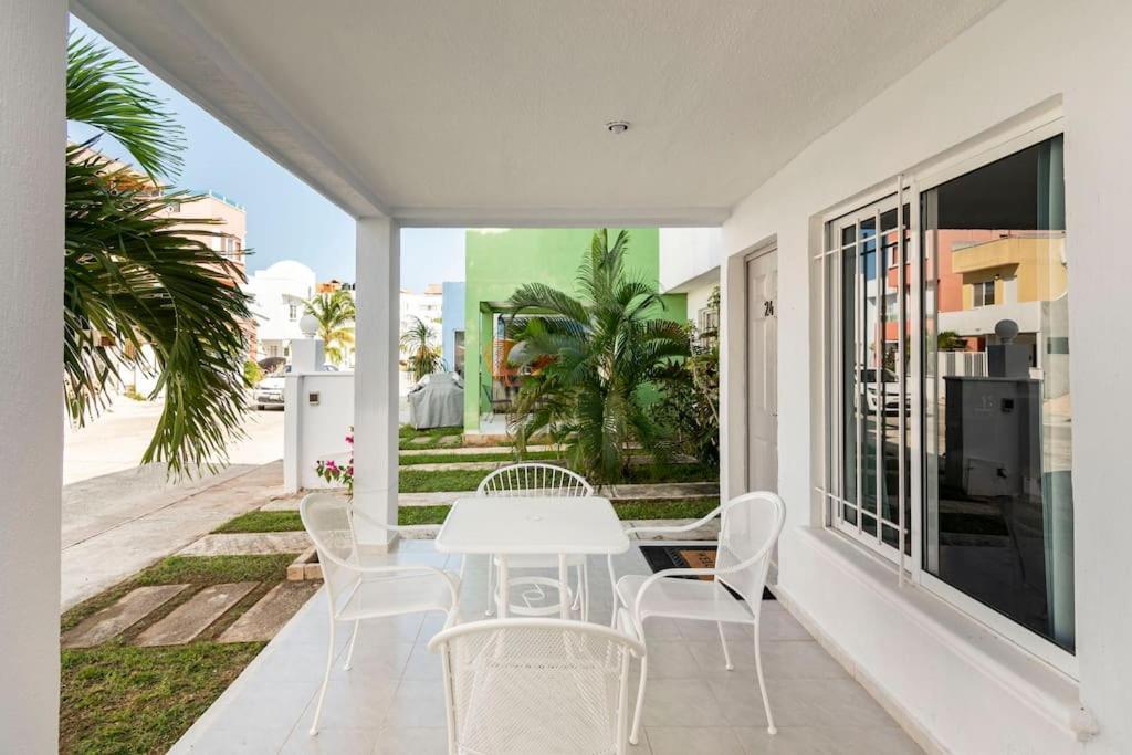 Micro Studio Perfect For Backpackers, Couples, 3 Min Drive To Playa El Nino Cancun Bagian luar foto